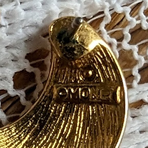 Vintage Monet Gold-tone half swirl stud pierced earrings - Picture 7 of 7